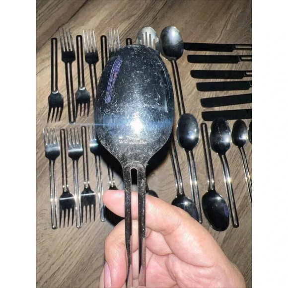 TOWLE NORDIC 18/10 STAINLESS FLATWARE - 34 PIECES Lot Table Of 6 Set - Picture 8 of 9